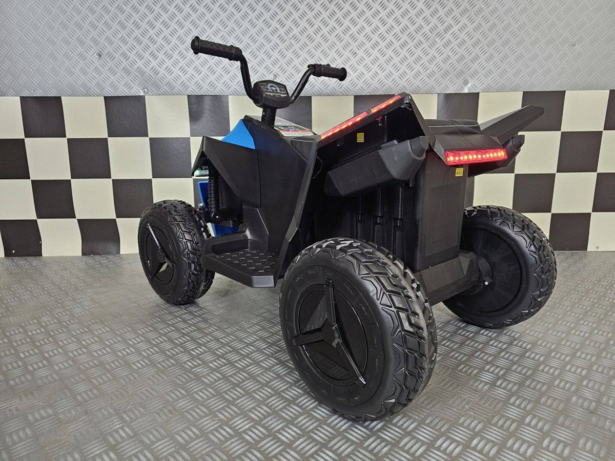 Quad elettrico per bambini con manubrio nero, display digitale e luci LED rosse sul retro, design futuristico e robusto