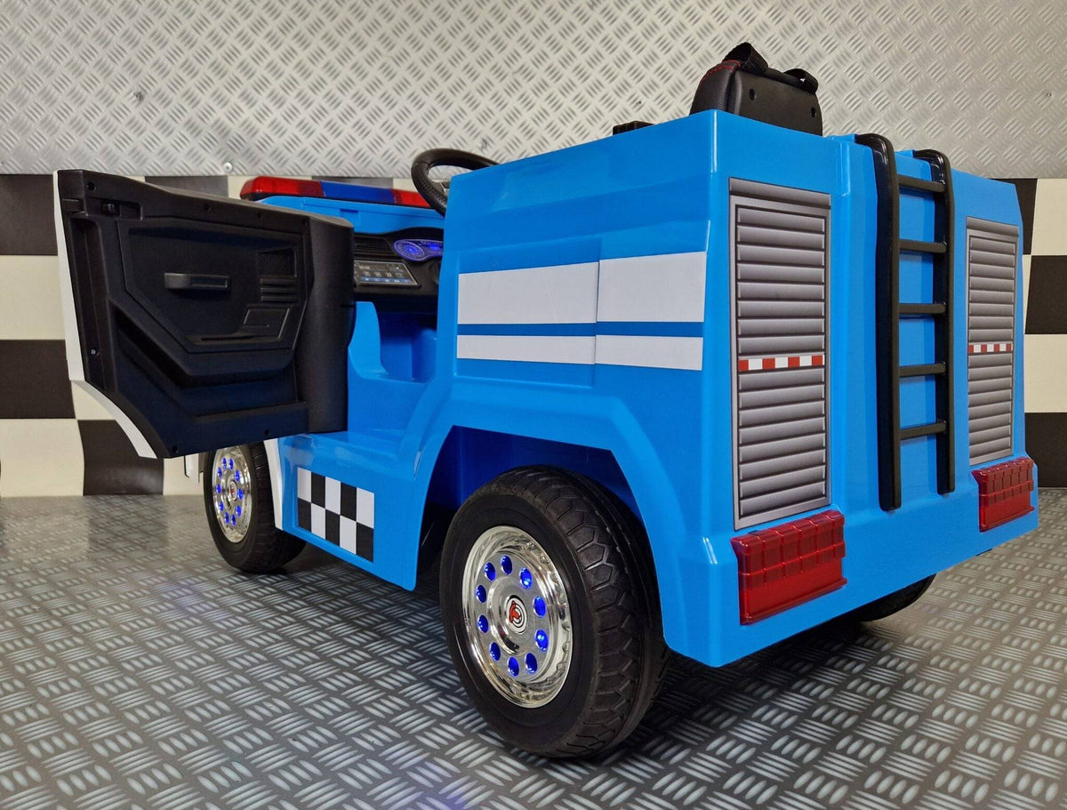 Interno del camion della polizia elettrico per bambini, con volante, sedile e dettagli di controllo, design realistico e sicuro per i più piccoli.
