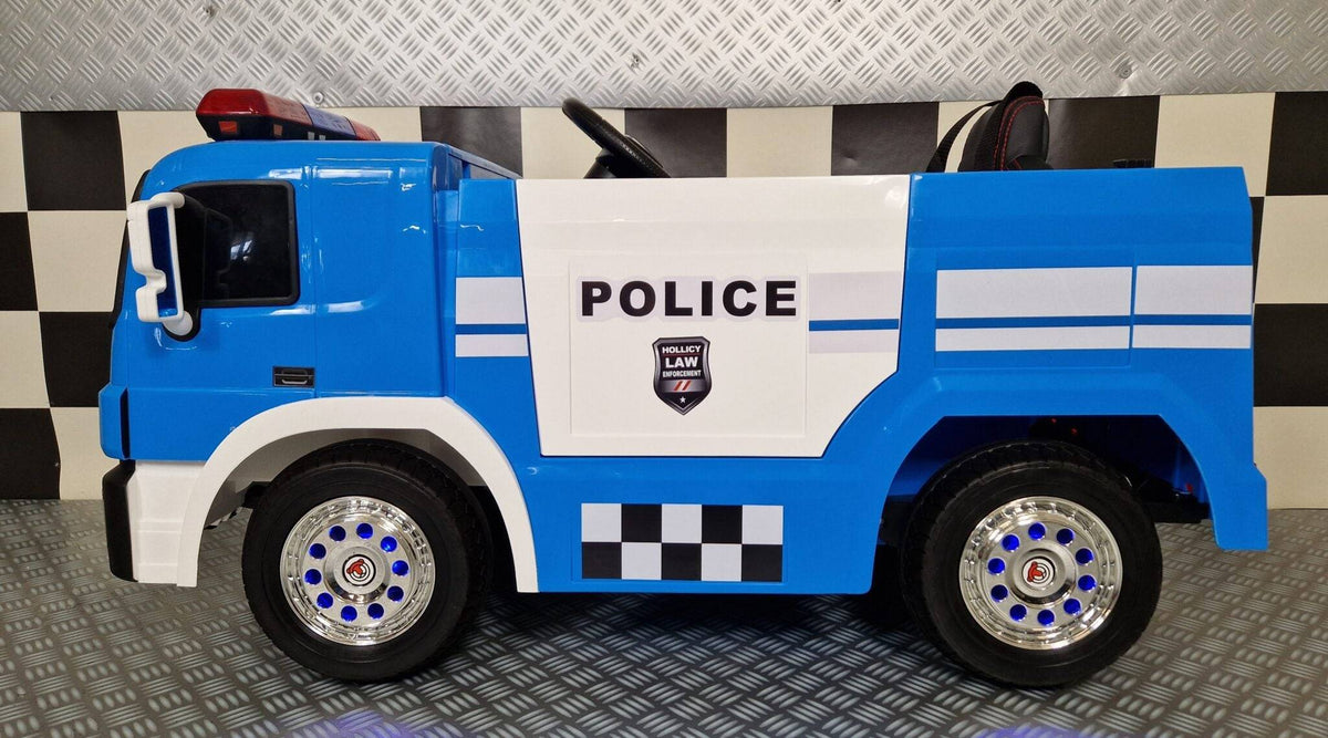 Vista laterale del camion della polizia per bambini, con dettagli di design realistici, ruote grandi e luci di emergenza, colore blu con dettagli bianchi.