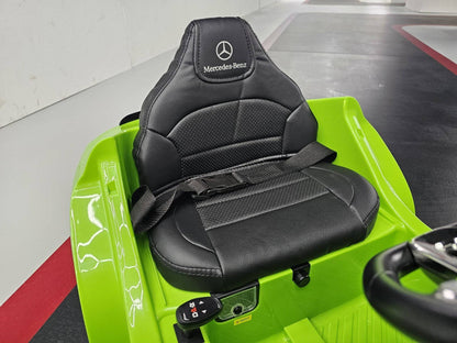 Sedile in similpelle nera con cinturino di sicurezza, seduta confortevole e dettagli di alta qualità, per auto elettrica per bambini Mercedes