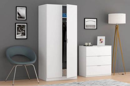 Armadio Oz a due ante in bianco opaco accanto a un cassettone bianco in un ambiente moderno. Design funzionale per camera da letto o ufficio.