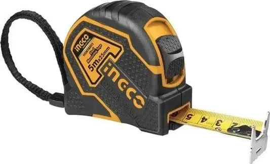 Flessometro INGCO da 5 metri con rivestimento in gomma antiscivolo, gancio extra large e nastro graduato resistente. Ideale per lavori di precisione.