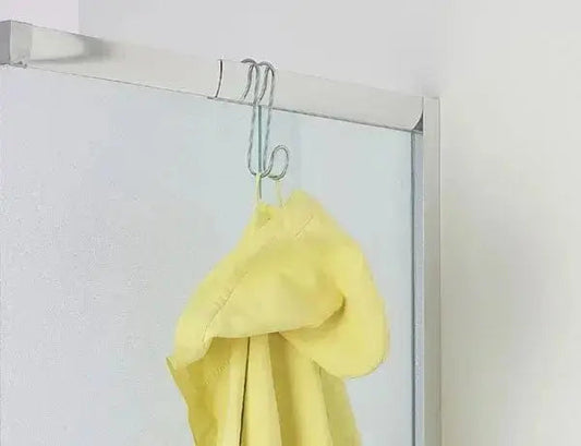 GANCIO SINGOLO ACCAPPATOIO ASCIUGAMANI in acciaio cromato agganciato al box doccia con asciugamano giallo, accessorio arredo bagno pratico.