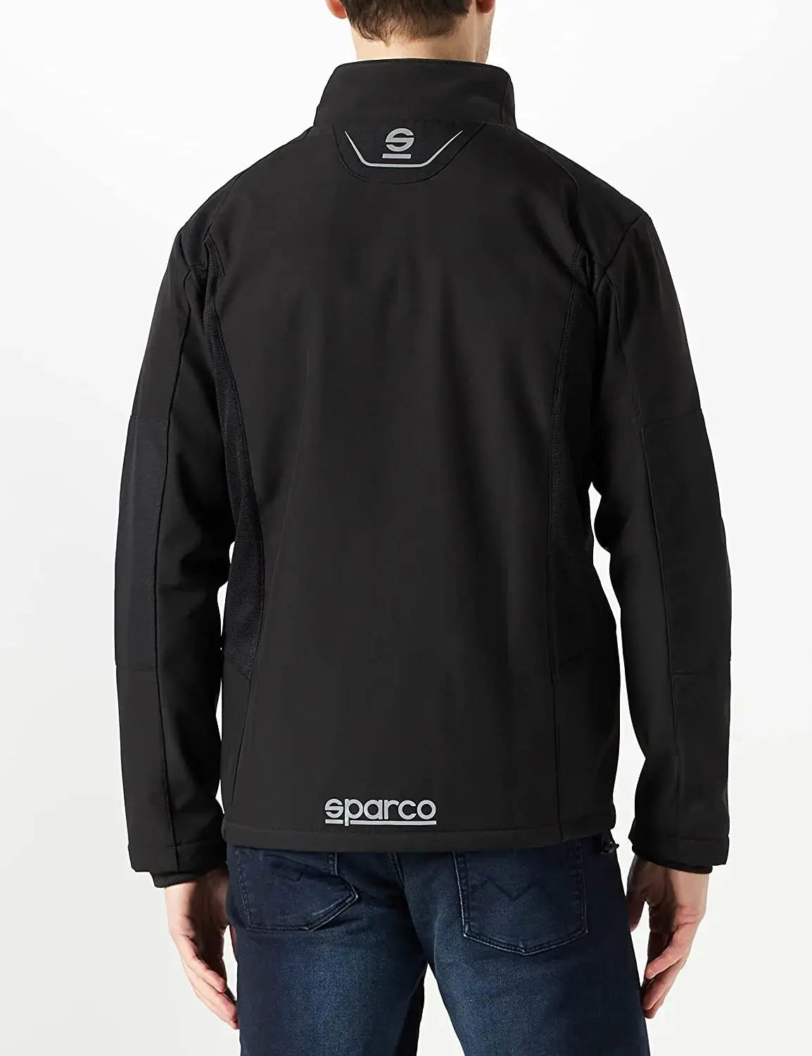 Uomo di spalle indossa giacca nera [Sparco] su jeans denim.