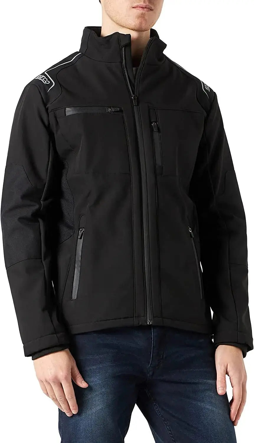Uomo indossa giacca nera [Marca] con zip e tasche.