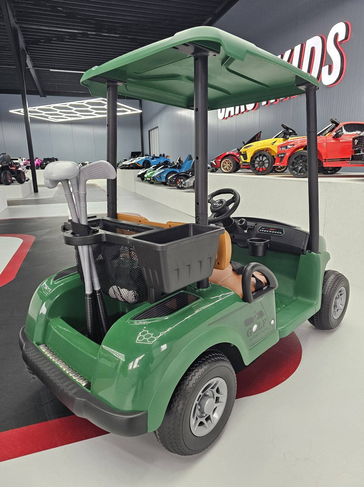 Dettaglio del cruscotto e del volante del carrello da golf elettrico per bambini verde, con display digitale e pulsanti di controllo