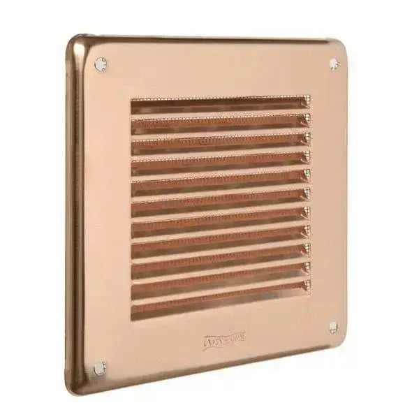 Griglia sovrapporre mm140x140 rame con alette inclinate e rete protettiva, ideale per ventilazione in impianti di riscaldamento.