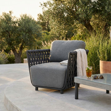 Poltrona struttura alluminio antracite, rivestimento corda PVC e cuscini