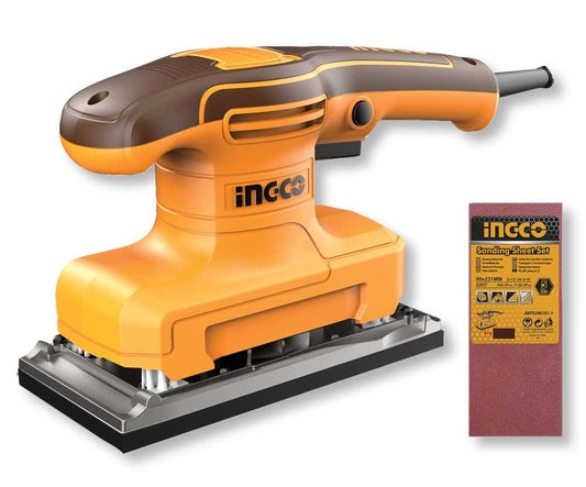 Levigatrice orbitale Ingco arancione e nera con base in metallo, dotata di manico ergonomico e set di carta vetrata inclusa, ideale per lavori di levigatura e finitura.
