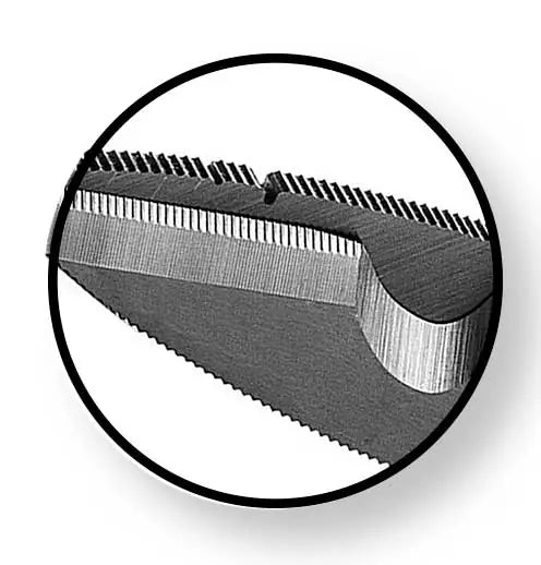 Dettaglio della lama delle forbici elettricista in acciaio inox con denti per spelafili e taglio cavi di diametro 3,5mm