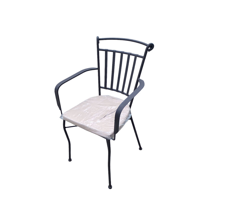 Stapelbarer schmiedeeiserner Stuhl Pisa mit Armlehnen und Kissen