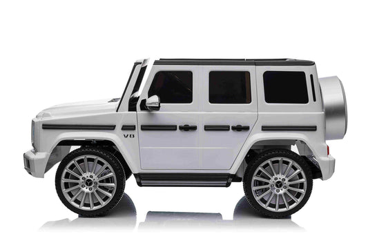 Vista laterale dell'auto elettrica per bambini Mercedes G500 bianca con portiere, specchietti laterali e dettagli in plastica, ideale per divertimento sicuro e realistico - SKU: c4k627 wit