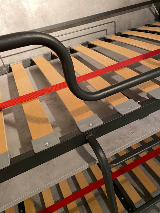 Particolare della rete a doghe del letto a scomparsa Kando Sofà, con struttura in metallo e cinghie di sicurezza per il massimo comfort.