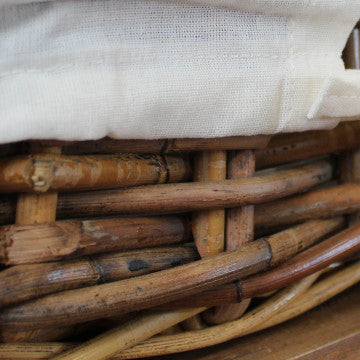 Mobiletto in rattan e legno riciclato, struttura robusta, peso 21 kg
