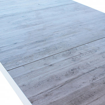 Vista ravvicinata del piano in ceramica effetto legno chiaro del Tavolo Carson 195 x 90 cm, con texture elegante e resistente.