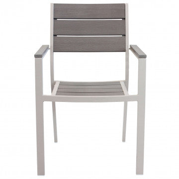 Vista frontale della poltrona Cervia con struttura tortora e seduta in Polywood grigio scuro, ideale per arredo esterno moderno.