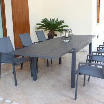 Tavolo allungabile Hawaii in alluminio antracite 135/270 x 90 cm con sedie coordinate, perfetto per pranzi all’aperto in giardino.