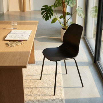 Sedia in polipropilene con gambe in metallo, dimensioni 46x54x84 cm