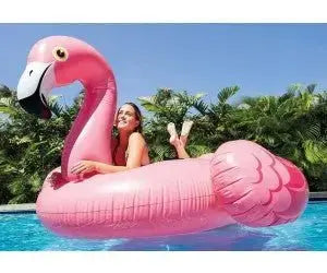Galleggiante Intex a forma di fenicottero gigante rosa per piscina, accessorio mare con due camere d’aria e maniglie integrate.