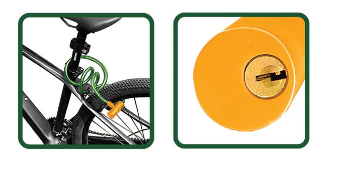Dettaglio del cilindro con chiave del lucchetto per bici, con rivestimento arancione e meccanismo di sicurezza antifurto