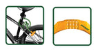 Immagine di una bicicletta con lucchetto combinazione numeri, cavo verde e blocco arancione, per proteggere la bici da furti.