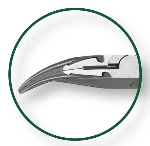 Dettaglio della punta curva della Pinza Becco Curvo 160MM, perfetta per elettricisti e operazioni di precisione in spazi ristretti.