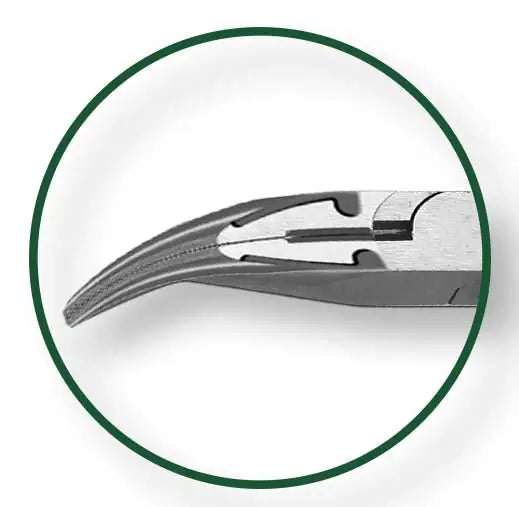 Dettaglio della punta curva della Pinza Becco Curvo 160MM, perfetta per elettricisti e operazioni di precisione in spazi ristretti.