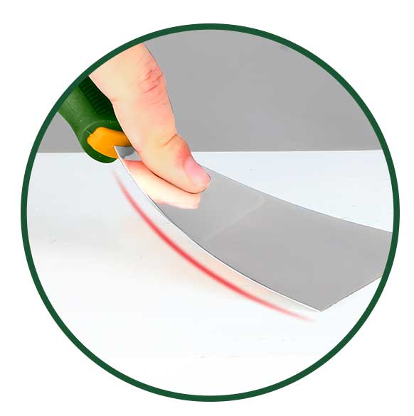 Immagine dettagliata di una spatola con lama in acciaio e manico ergonomico in plastica, ideale per lavori di edilizia e cucina