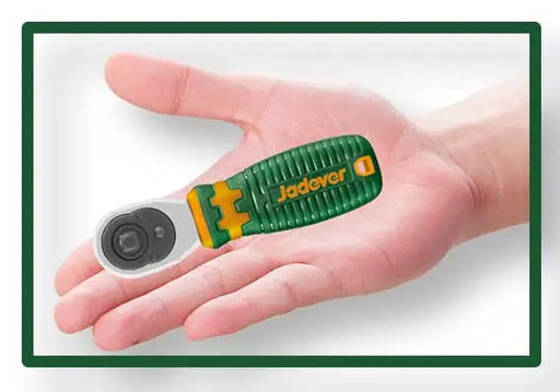 Cricchetto Reversibile 1/4P Jadver mostrato su una mano per evidenziare le dimensioni compatte, ideale per cassette degli attrezzi portatili.