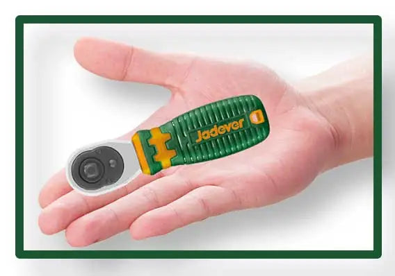 Cricchetto Reversibile 1/4P Jadver mostrato su una mano per evidenziare le dimensioni compatte, ideale per cassette degli attrezzi portatili.