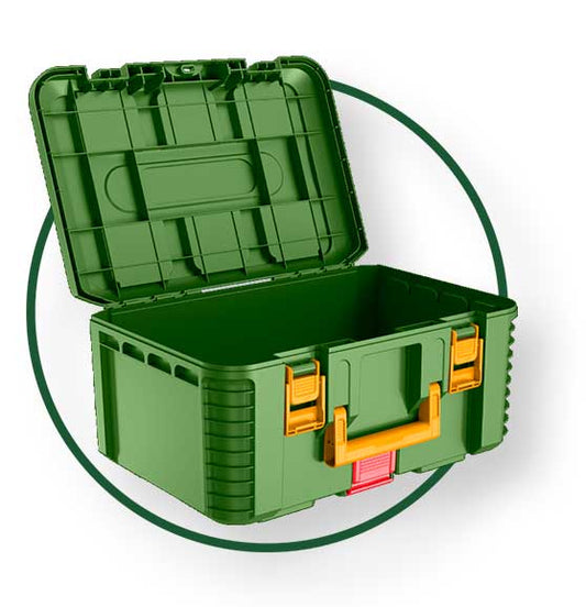 Cassetta portautensili in polipropilene verde con coperchio aperto, maniglie gialle e sistema di impilamento, perfetta per trasporto e stoccaggio attrezzi