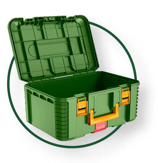Cassetta portautensili in polipropilene verde con coperchio aperto, maniglie gialle e sistema di impilamento, perfetta per trasporto e stoccaggio attrezzi