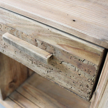 Credenza con 4 cassetti e 4 ripiani in legno di pino riciclato