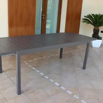Tavolo Formentera allungabile antracite posizionato su terrazza esterna, perfetto per pranzi all'aperto.
