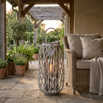 Lanterna in vimini grigio e vetro con decoro a cuore, altezza 76 cm