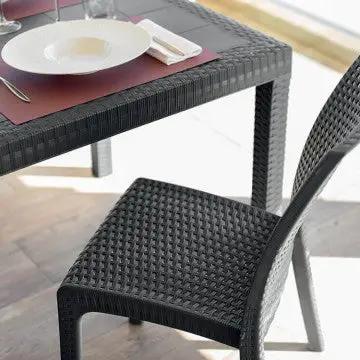 Tavolo Rettangolare Houston nero apparecchiato con stoviglie, ideale per cene all'aperto in giardino.