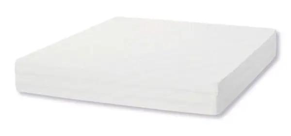 Coprimaterasso avvolgente in tessuto poliestere bianco, ideale per letti singoli, piazze e matrimoniali. Garantisce comfort e protezione per un sonno ristoratore.