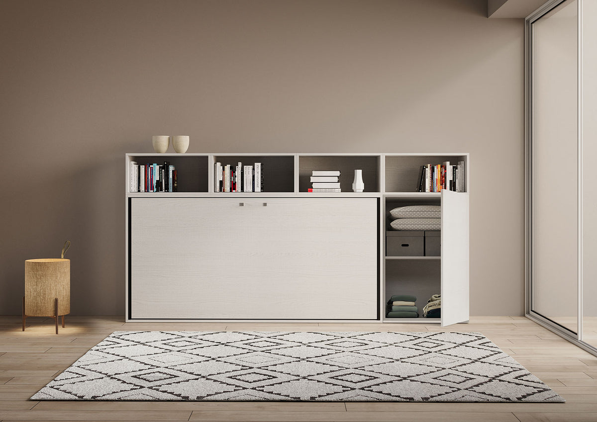 Composizione Kando con letto a scomparsa e armadio laterale aperto, ideale per organizzare biancheria e oggetti in piccoli spazi.
