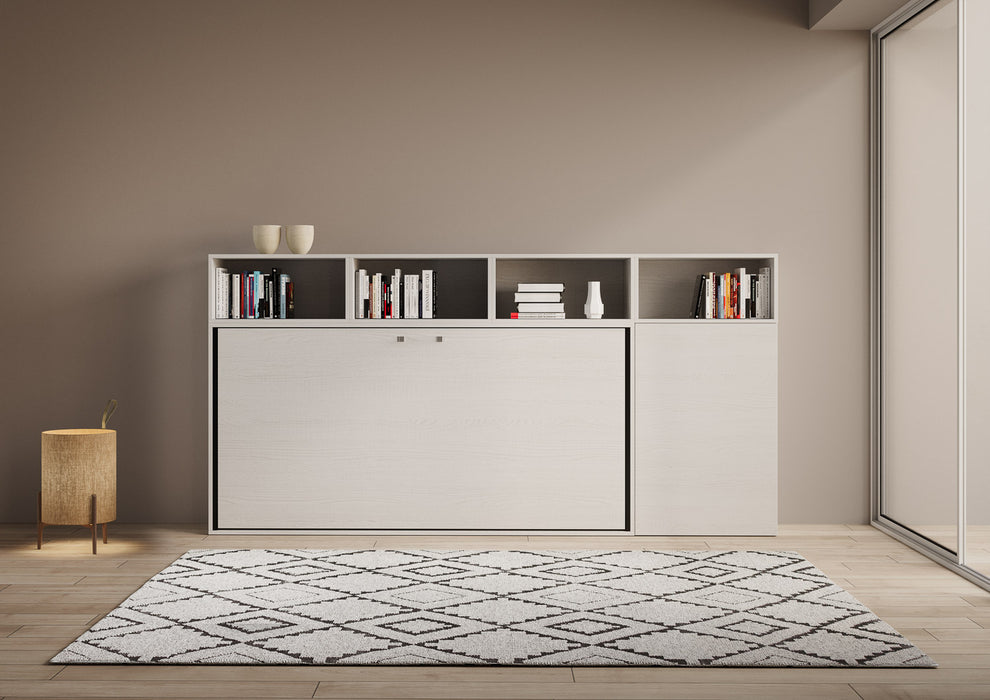 Letto a scomparsa Kando chiuso in soggiorno moderno, con libreria integrata e design salvaspazio per ambienti eleganti e funzionali.