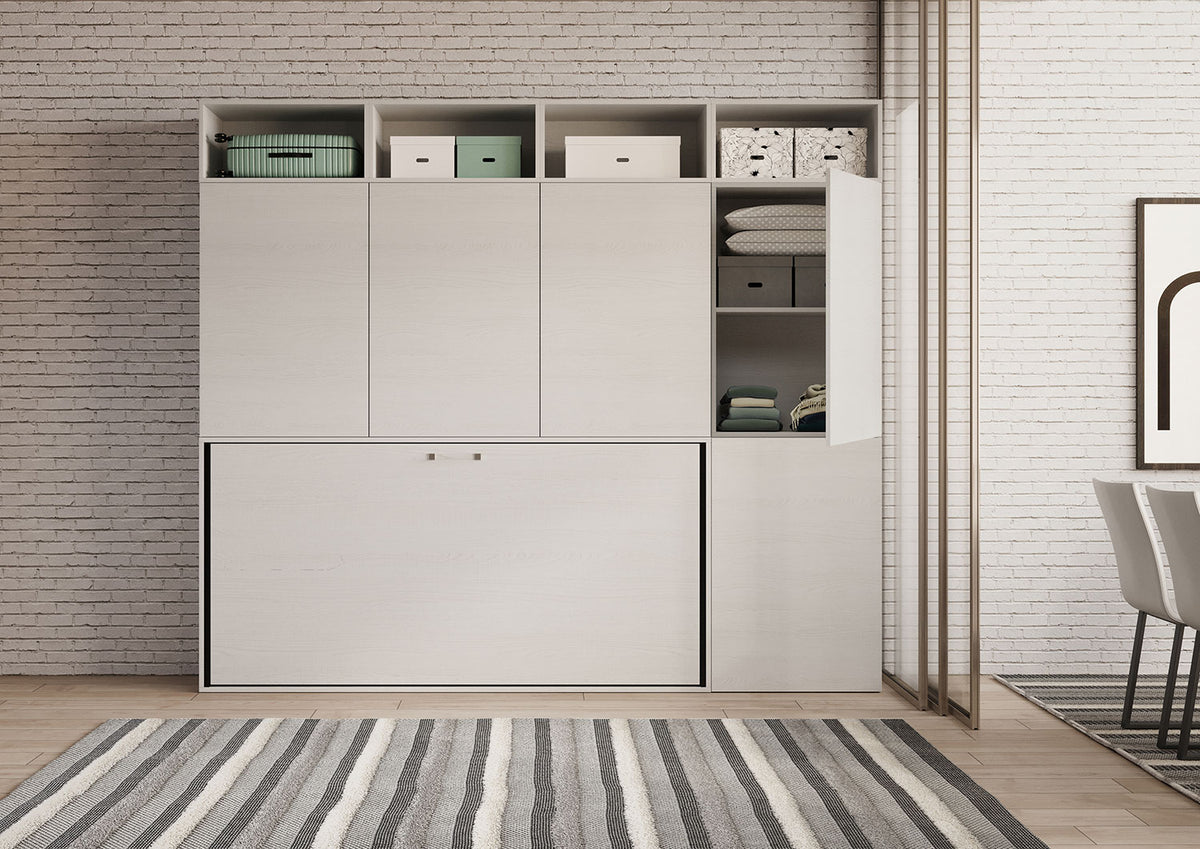Armadio laterale della composizione Kando aperto, con ripiani per biancheria, integrato in un sistema letto a scomparsa.