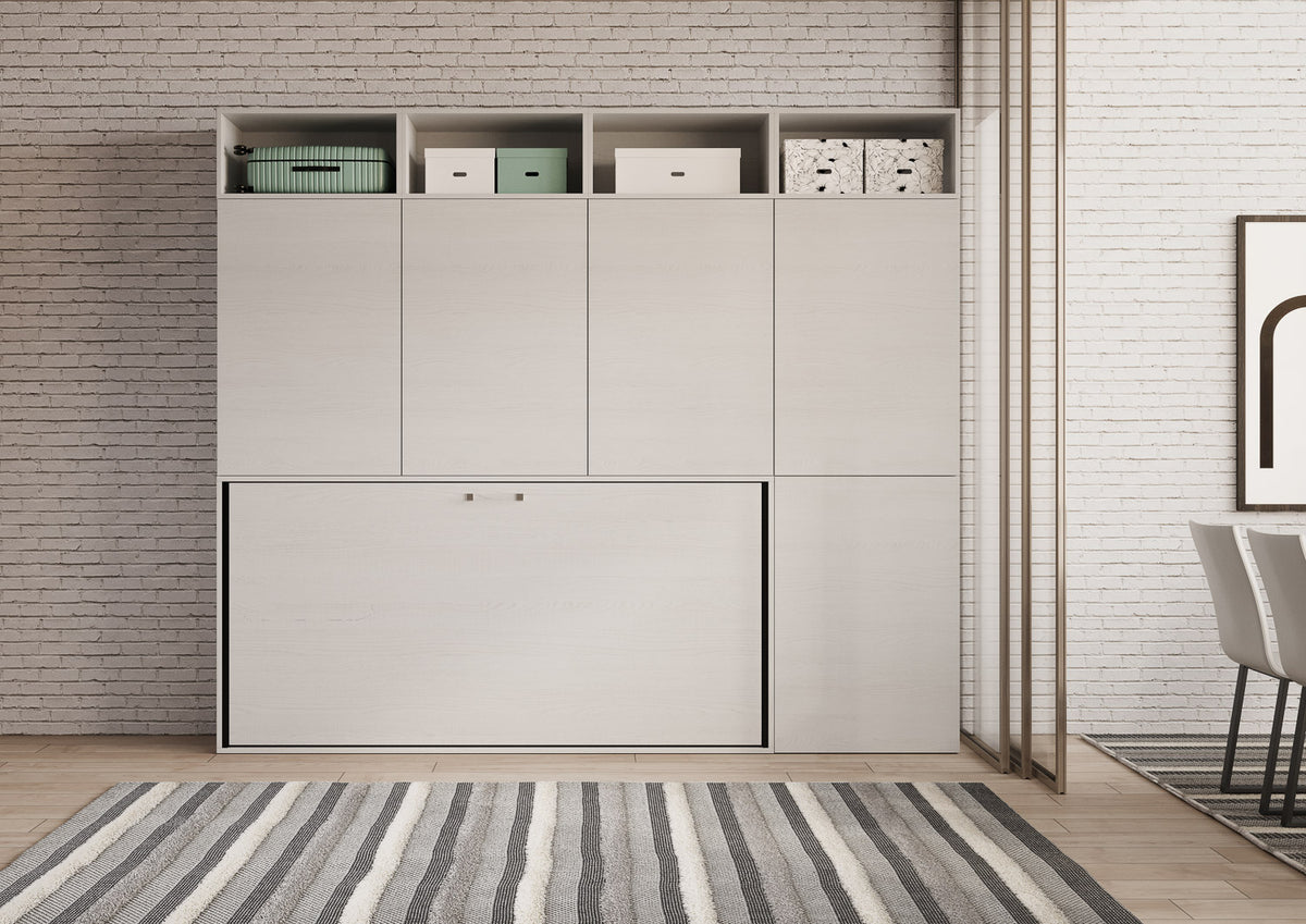 Composizione alta Kando in soggiorno moderno, con letto a scomparsa chiuso e armadi contenitori, ideale per spazi multifunzionali.