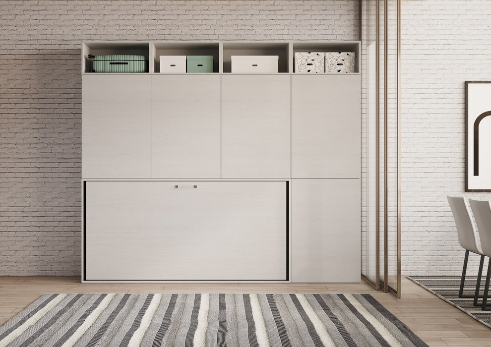 Composizione alta Kando in soggiorno moderno, con letto a scomparsa chiuso e armadi contenitori, ideale per spazi multifunzionali.
