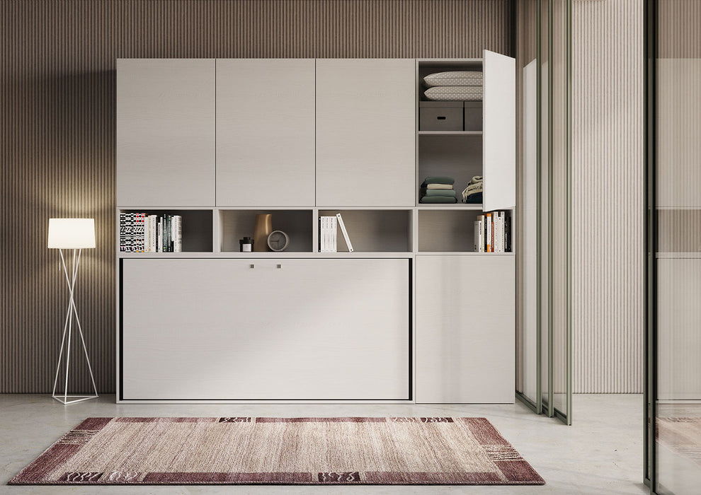 Armadio laterale della composizione Kando aperto, con ripiani per oggetti e biancheria, integrato in un mobile letto salvaspazio.