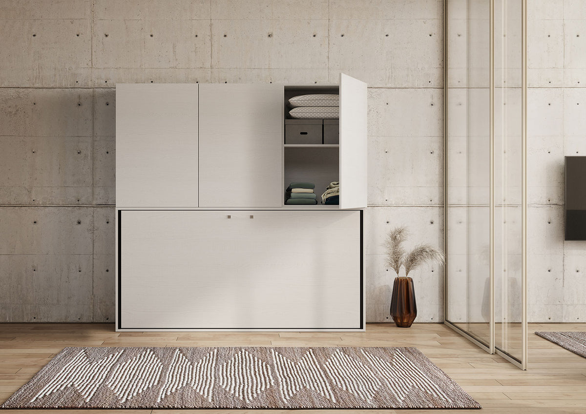 Armadio laterale della composizione Kando aperto, con ripiani per biancheria, integrato in un mobile letto compatto e funzionale.