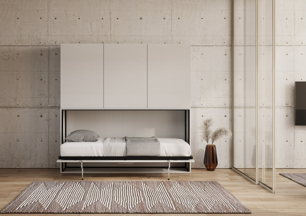 Letto Kando aperto in ambiente moderno, con struttura verticale e materasso singolo, perfetto per ottimizzare lo spazio abitativo.