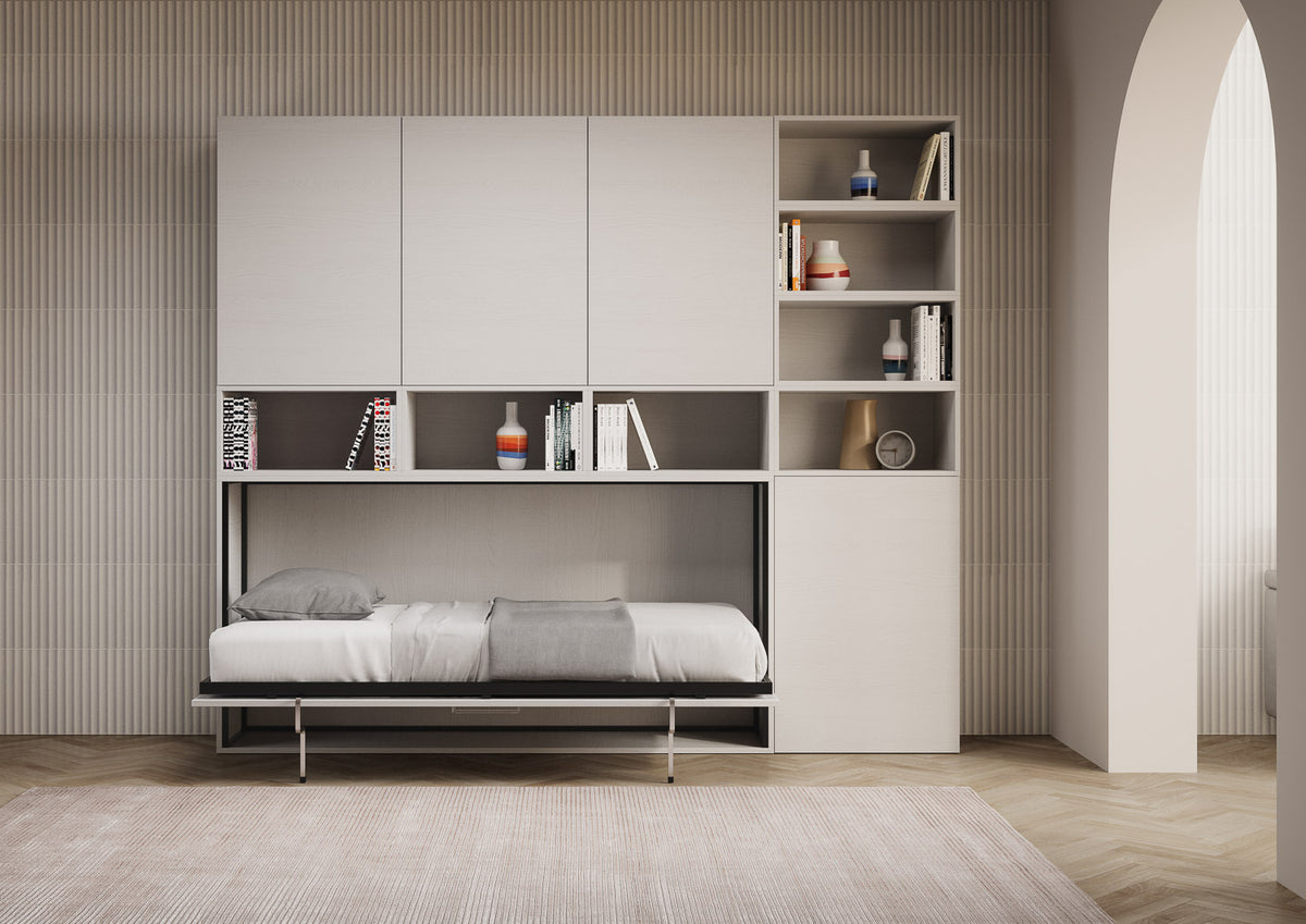 Letto Kando aperto in composizione con libreria laterale, struttura bianca e materasso singolo, perfetto per ottimizzare lo spazio.