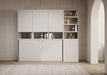 Composizione Kando in soggiorno moderno, con letto a scomparsa chiuso e libreria laterale, ideale per ambienti multifunzionali.
