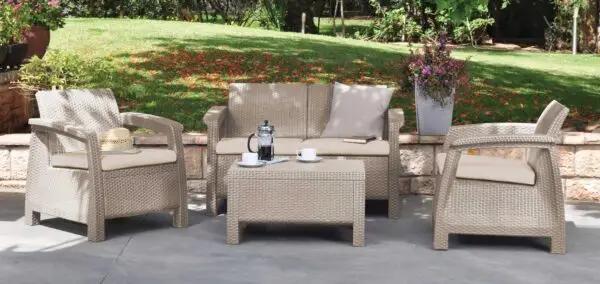 Set da giardino in polipropilene beige con divano, due poltrone e tavolino, completo di cuscini beige. Ideale per comfort e stile all'aperto.