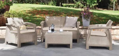 Set da giardino in polipropilene beige con divano, due poltrone e tavolino, completo di cuscini beige. Ideale per comfort e stile all'aperto.