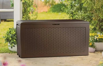 Baule Keter Samoa marrone in resina con design intrecciato, ruote e predisposizione per lucchetto, perfetto per giardini.